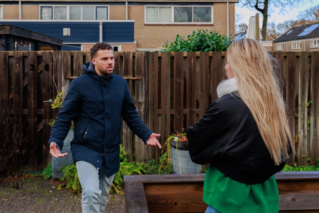 Twee buren voeren een discussie buiten